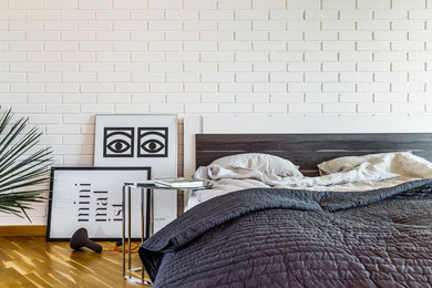 На фото: хозяйская спальня среднего размера в стиле лофт с белыми стенами, паркетным полом среднего тона и коричневым полом с