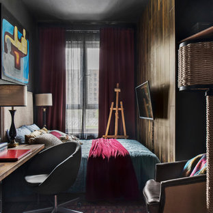 Mittelgroßes Industrial Hauptschlafzimmer mit schwarzer Wandfarbe, Laminat und braunem Boden in Moskau