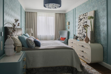 Свежая идея для дизайна: хозяйская спальня: освещение в стиле неоклассика (современная классика) с коричневым полом - отличное фото интерьера