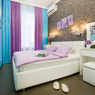Diseño de dormitorio principal, contemporáneo, pequeño, con paredes azules, suelo laminado y suelo marrón