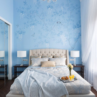 Diseño de dormitorio principal, tradicional, pequeño, con suelo de madera oscura, paredes azules y suelo marrón