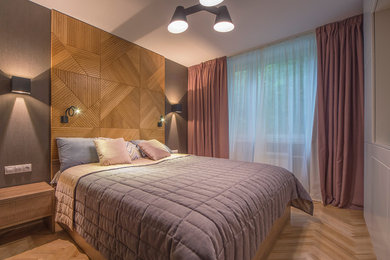 Свежая идея для дизайна: хозяйская спальня среднего размера с желтыми стенами и деревянным полом - отличное фото интерьера