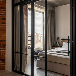 Industrial Schlafzimmer mit grauer Wandfarbe, weißem Boden und Ziegelwänden in Moskau