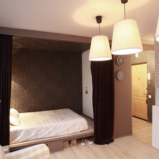 Diseño de dormitorio tipo loft, nórdico, pequeño, con paredes marrones, suelo laminado, marco de chimenea de madera y suelo beige