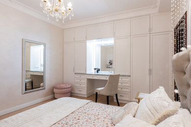 Foto de dormitorio principal clásico renovado grande con paredes blancas y suelo beige