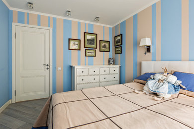 Imagen de dormitorio principal actual pequeño sin chimenea con paredes beige y suelo de madera clara