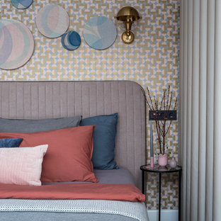 Modelo de dormitorio principal, pequeño, con paredes rosas, suelo de baldosas de porcelana y suelo gris