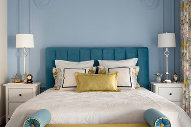 На фото: спальня в стиле неоклассика (современная классика) с синими стенами, темным паркетным полом, коричневым полом и кроватью в нише