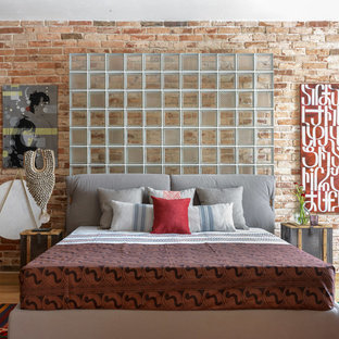Modelo de dormitorio principal, bohemio, con paredes marrones, suelo de madera clara y suelo beige