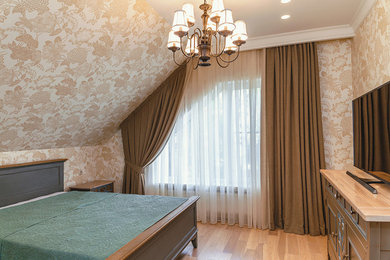 Стильный дизайн: гостевая спальня среднего размера, (комната для гостей) в стиле неоклассика (современная классика) с бежевыми стенами - последний тренд