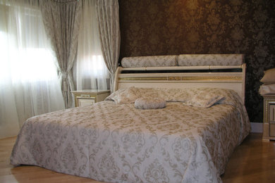 На фото: большая хозяйская спальня в классическом стиле с коричневыми стенами и паркетным полом среднего тона