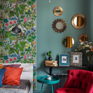 Diseño de dormitorio principal, ecléctico, de tamaño medio, con paredes multicolor, suelo azul y moqueta