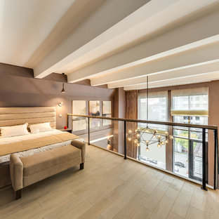 Modelo de dormitorio tipo loft, actual, con suelo de madera clara, suelo beige y paredes marrones