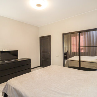 Kleines Nordisches Hauptschlafzimmer ohne Kamin mit beiger Wandfarbe, Laminat, beigem Boden und Tapetenwänden in Sonstige