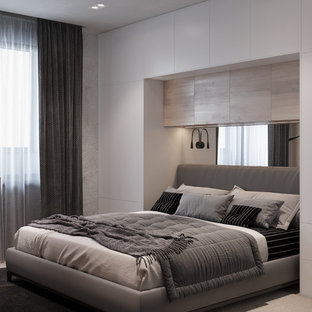 Foto de dormitorio principal, contemporáneo, pequeño, con paredes grises, suelo de madera clara y suelo beige