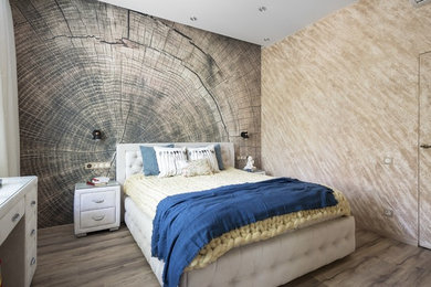 На фото: хозяйская спальня среднего размера в современном стиле с бежевыми стенами и полом из ламината