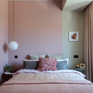 Cette image montre une chambre parentale design avec un mur rose.