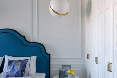エクレクティックスタイルのおしゃれな主寝室 (白い壁、濃色無垢フローリング、茶色い床) のレイアウト