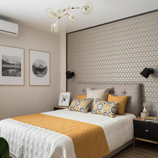 Идея дизайна: хозяйская спальня в современном стиле с паркетным полом среднего тона, коричневым полом и акцентной стеной без камина