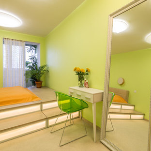 Ejemplo de dormitorio principal, mediterráneo, de tamaño medio, sin chimenea, con paredes verdes, suelo laminado y suelo beige