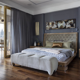 Источник вдохновения для домашнего уюта: огромная хозяйская спальня в современном стиле с серыми стенами, паркетным полом среднего тона и коричневым полом