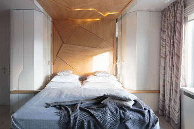 Стильный дизайн: спальня в современном стиле с коричневыми стенами и бежевым полом - последний тренд