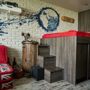 Ejemplo de dormitorio industrial con paredes multicolor y suelo marrón
