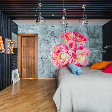 В гостях: Фьюжн-интерьер с черной спальней и цветами на стенах