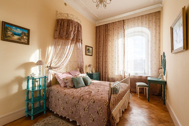 サンクトペテルブルクにあるトラディショナルスタイルのおしゃれな寝室のレイアウト