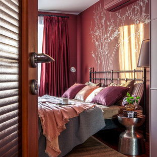 Modernes Hauptschlafzimmer mit roter Wandfarbe, braunem Holzboden und braunem Boden in Sonstige
