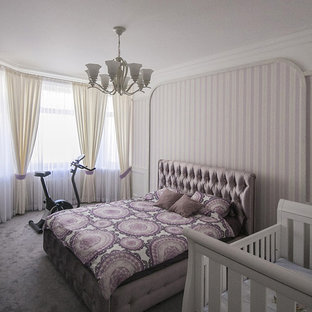 Modelo de dormitorio principal, tradicional, de tamaño medio, con paredes púrpuras, moqueta y suelo violeta