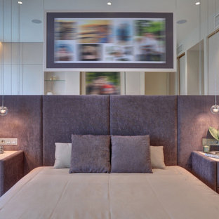 Foto de dormitorio principal y papel pintado, contemporáneo, papel pintado, con paredes beige, suelo de corcho, suelo beige y papel pintado