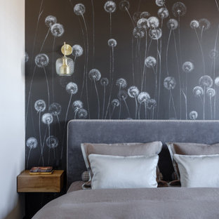 Foto de dormitorio principal, actual, pequeño, con paredes beige, suelo laminado y suelo negro