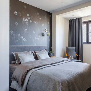 Foto de dormitorio principal, contemporáneo, pequeño, con paredes beige, suelo laminado y suelo negro