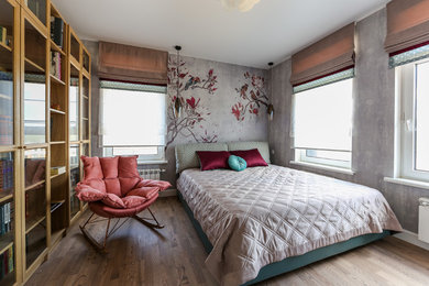 На фото: хозяйская спальня среднего размера в современном стиле с серыми стенами, паркетным полом среднего тона и коричневым полом