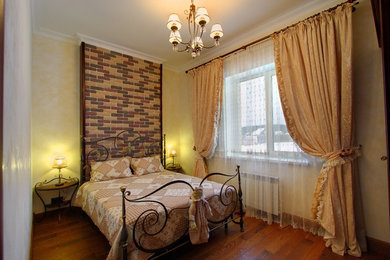 На фото: большая гостевая спальня (комната для гостей) в стиле кантри с желтыми стенами и темным паркетным полом без камина