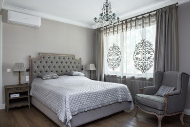モスクワにあるトランジショナルスタイルのおしゃれな寝室のインテリア