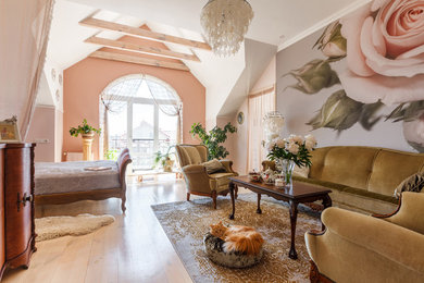 Источник вдохновения для домашнего уюта: большая хозяйская спальня с розовыми стенами и деревянным полом