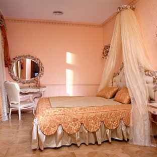 Foto de dormitorio tradicional, pequeño, con paredes rosas y suelo de madera en tonos medios