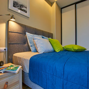 Ejemplo de dormitorio principal, contemporáneo, con paredes amarillas