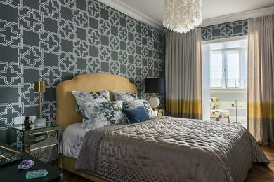 トランジショナルスタイルのおしゃれな主寝室 (グレーの壁、無垢フローリング、茶色い床)