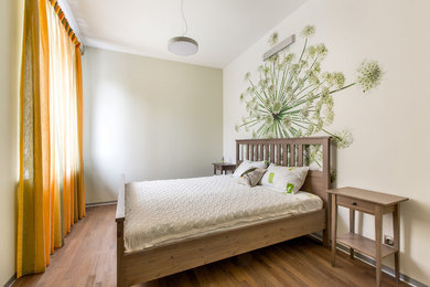 他の地域にある中くらいなコンテンポラリースタイルのおしゃれな寝室 (白い壁) のインテリア