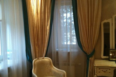 サンクトペテルブルクにある中くらいなトラディショナルスタイルのおしゃれな主寝室 (ベージュの壁、無垢フローリング、茶色い床) のインテリア