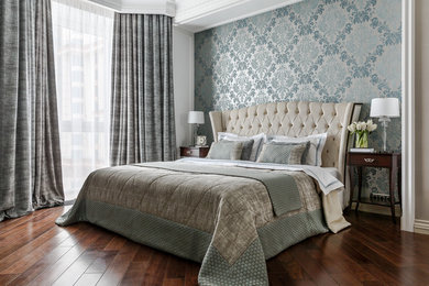 Imagen de dormitorio principal clásico con paredes azules, suelo de madera oscura y suelo marrón