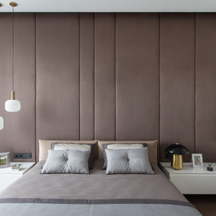 На фото: большая хозяйская спальня в современном стиле с белыми стенами, паркетным полом среднего тона, коричневым полом и акцентной стеной с