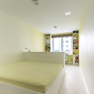 Diseño de dormitorio principal, contemporáneo, pequeño, sin chimenea, con paredes amarillas, suelo de corcho y suelo blanco