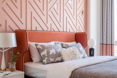 Пример оригинального дизайна: хозяйская спальня среднего размера в современном стиле с розовыми стенами, полом из ламината и бежевым полом