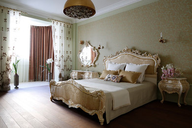 Источник вдохновения для домашнего уюта: большая хозяйская спальня в классическом стиле с зелеными стенами, темным паркетным полом и коричневым полом