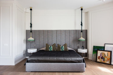 Пример оригинального дизайна: хозяйская спальня в современном стиле с белыми стенами, светлым паркетным полом и коричневым полом