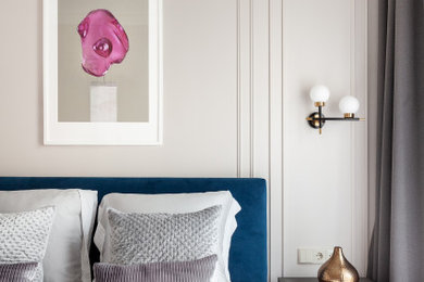 Стильный дизайн: спальня в современном стиле с серыми стенами, светлым паркетным полом, бежевым полом и кроватью в нише - последний тренд